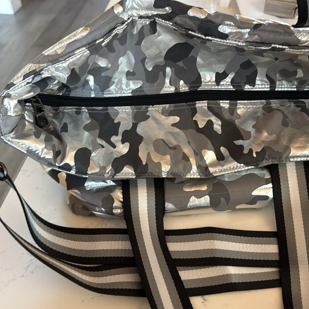 Think Royln Wingman Shiny Silver Black Camo Large Nylon Tote Adjustable Strap - Picture 8 of 13